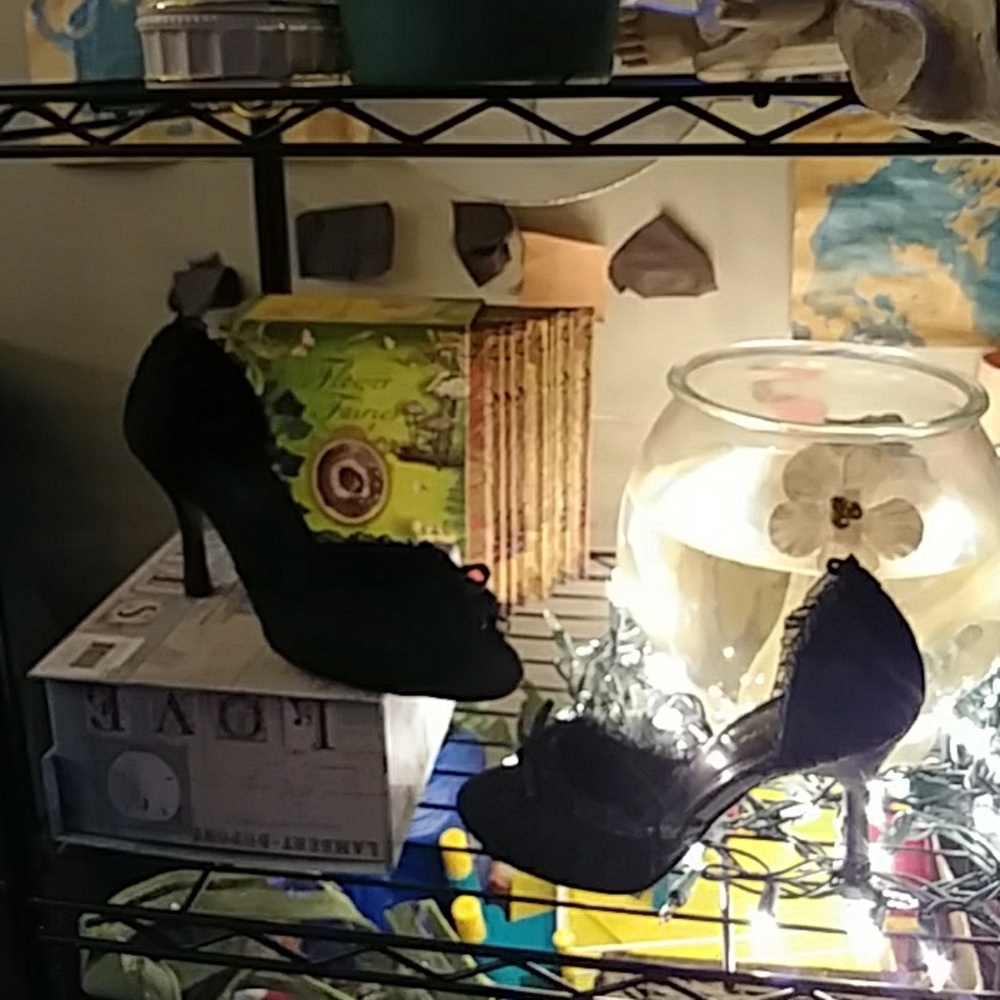 Darling, ruffled little black shoe, sexy!!!